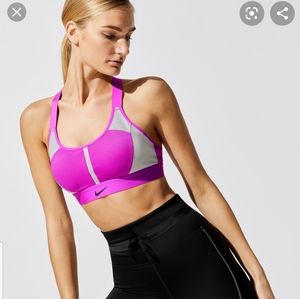 Nike Swoosh City Ready Medium-Sipport Sports Bra